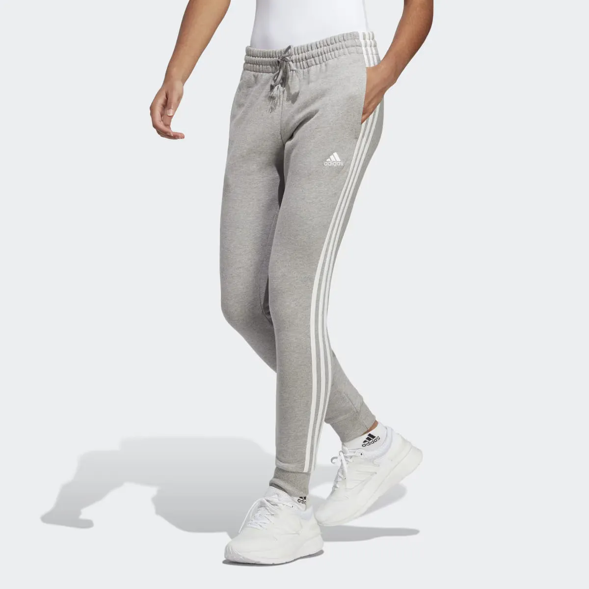 Women's Essentials Французские махровые брюки Adidas с манжетами и манжетами в 3 полоски, серый
Women's Essentials Французские махровые брюки Adidas с манжетами и манжетами в 3 полоски, серый