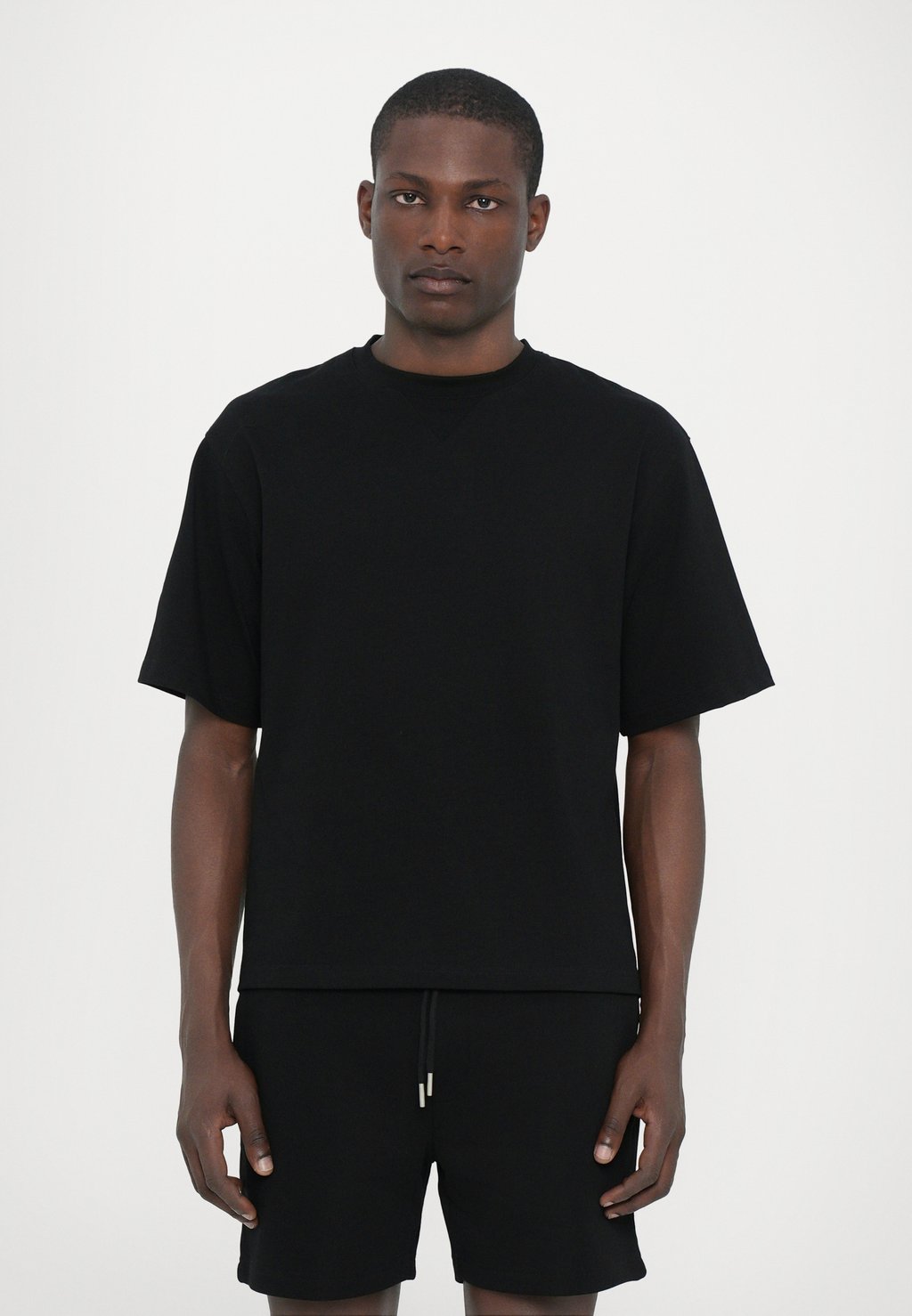 Базовая футболка Essential Collective, черный
Базовая футболка Essential Collective, черный