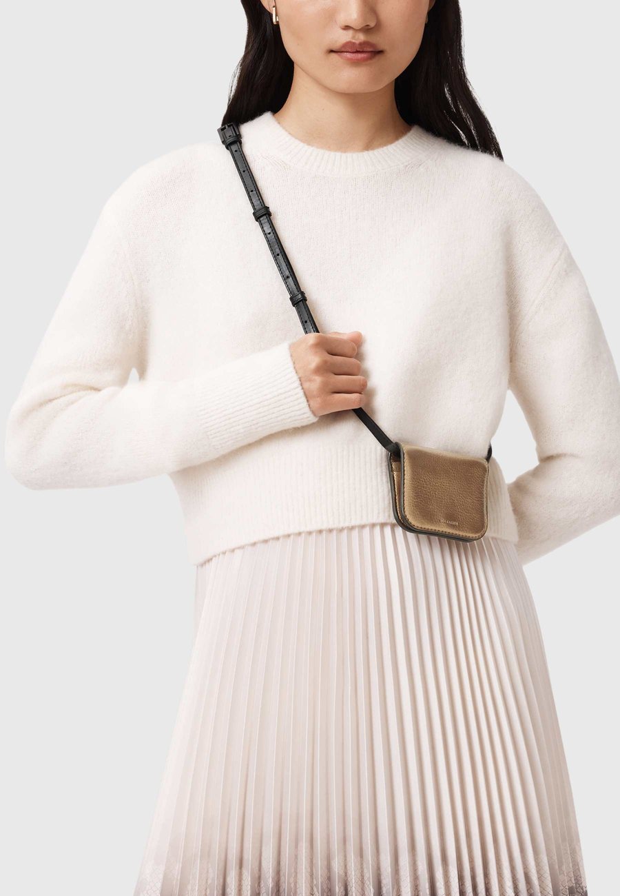 Сумка кросс-боди AllSaints MAEVE, Warm Brass/Yellow
Сумка кросс-боди AllSaints MAEVE, Warm Brass/Yellow