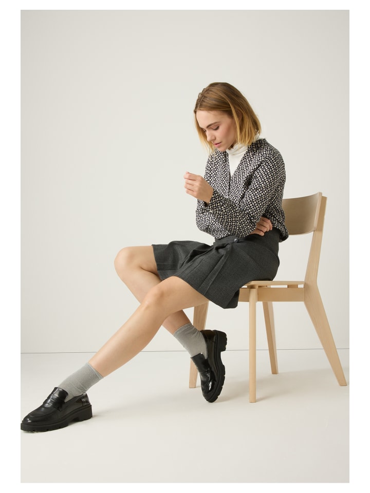 Широкая блузка с длинными рукавами и мини-принтом в современном графическом стиле. More & More
Широкая блузка с длинными рукавами и мини-принтом в современном графическом стиле. More & More