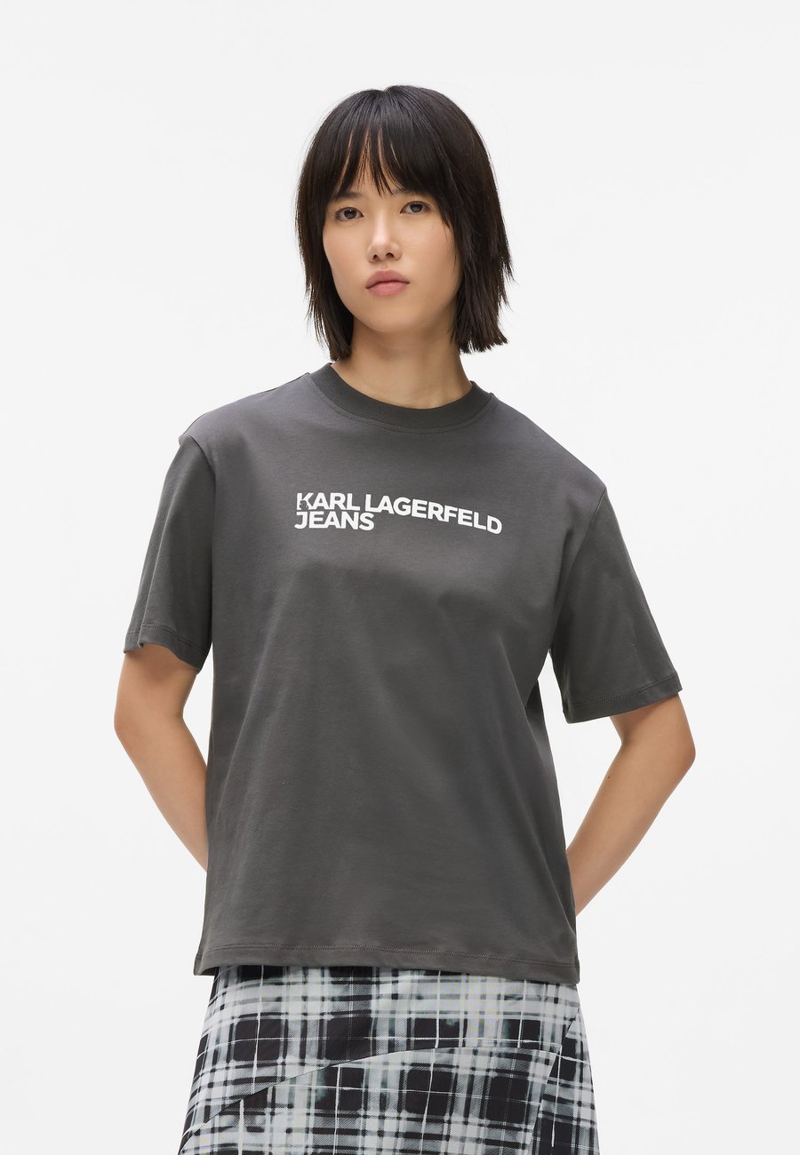 Футболка Karl Lagerfeld Jeans LOGO, Magnet/Grey, Серый, Футболка Karl Lagerfeld Jeans LOGO, Magnet/Grey
Футболка Karl Lagerfeld Jeans LOGO, Magnet/Grey, Серый, Футболка Karl Lagerfeld Jeans LOGO, Magnet/Grey