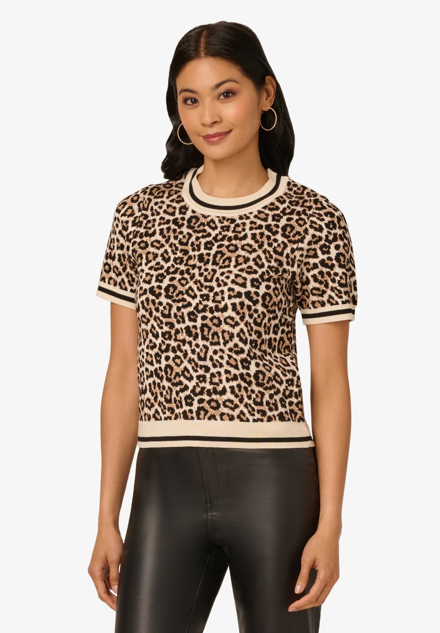 Футболка Adrianna Papell Print T-shirt, Bengal Cheetah/Brown, Коричневый, Футболка Adrianna Papell Print T-shirt, Bengal Cheetah/Brown
Футболка Adrianna Papell Print T-shirt, Bengal Cheetah/Brown, Коричневый, Футболка Adrianna Papell Print T-shirt, Bengal Cheetah/Brown
