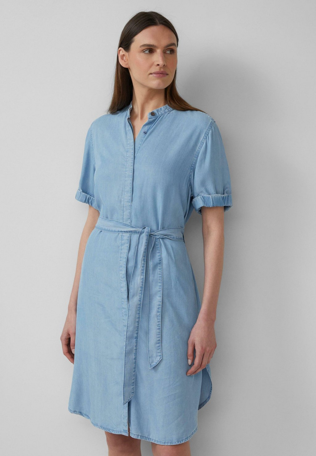 Джинсовое платье MIT STEHKRAGEN UND GÜRTEL s.Oliver, синий
Джинсовое платье MIT STEHKRAGEN UND GÜRTEL s.Oliver, синий