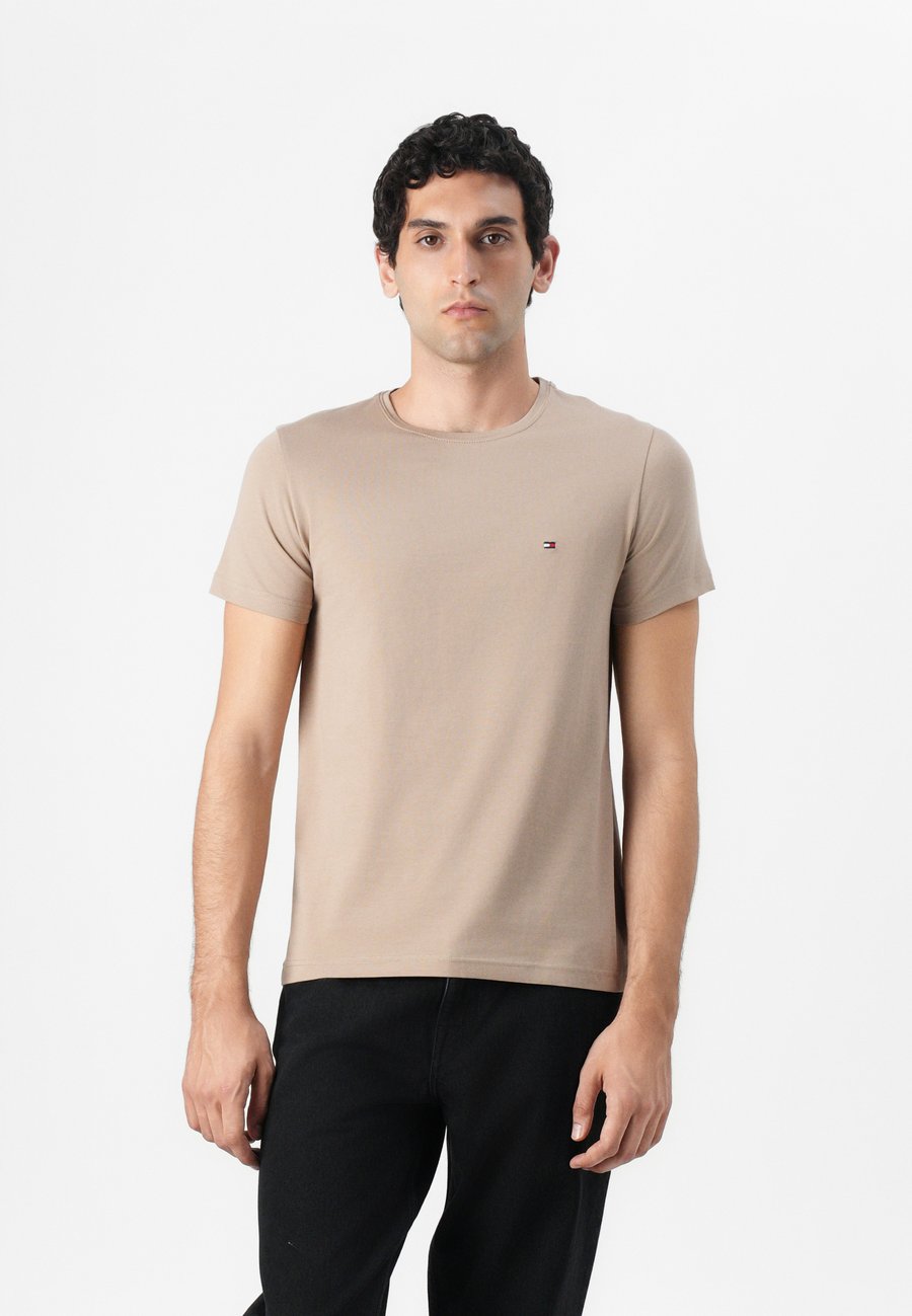 Футболка Tommy Hilfiger Basic T-shirt, Coastal Taupe/Taupe, Коричневый, Футболка Tommy Hilfiger Basic T-shirt, Coastal Taupe/Taupe
Футболка Tommy Hilfiger Basic T-shirt, Coastal Taupe/Taupe, Коричневый, Футболка Tommy Hilfiger Basic T-shirt, Coastal Taupe/Taupe