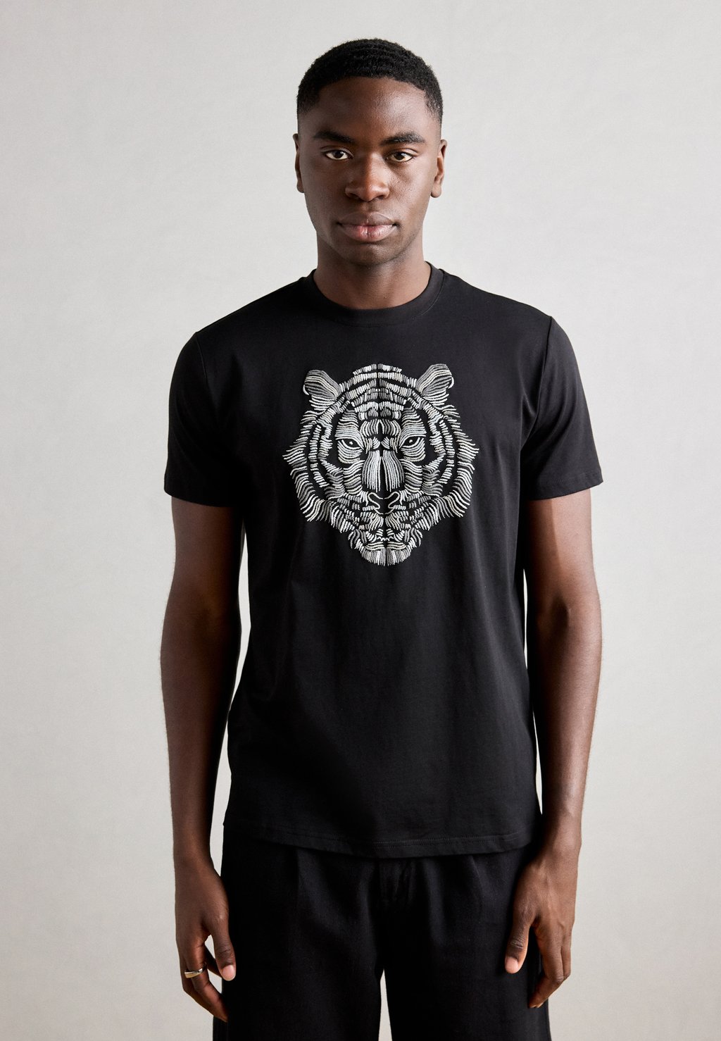 Футболка с принтом REGULAR FIT WITH SPONGE EFFECT TIGER PRINT Antony Morato, черный 
Футболка с принтом REGULAR FIT WITH SPONGE EFFECT TIGER PRINT Antony Morato, черный