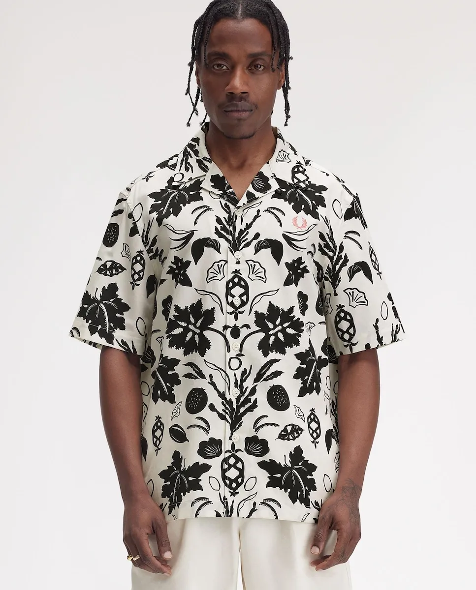 Мужская рубашка с коротким рукавом и цветочным принтом Fred Perry, белый/черный
Мужская рубашка с коротким рукавом и цветочным принтом Fred Perry, белый/черный