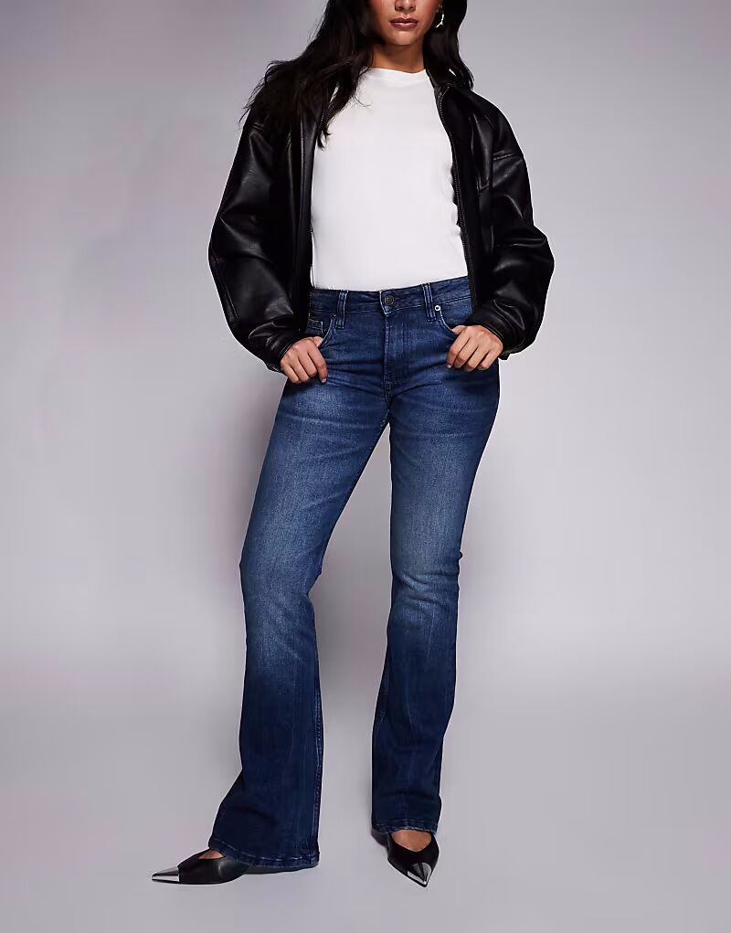 Джинсы-буткат темного оттенка средней выбеленности Asos Design
Джинсы-буткат темного оттенка средней выбеленности Asos Design