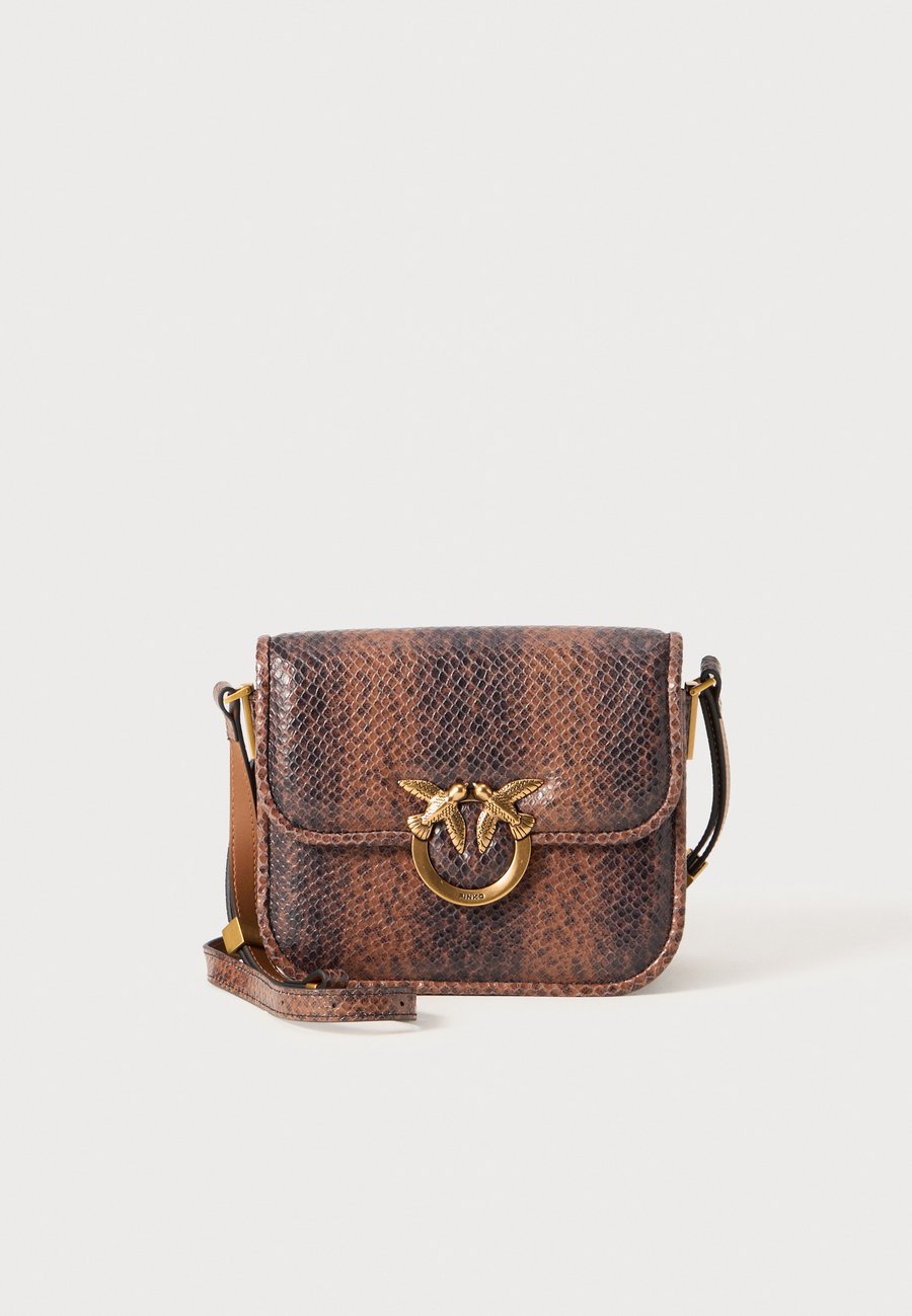 Сумка кросс-боди Pinko LOVE BOX, Marrone/Antique Gold Coloured/Brown
Сумка кросс-боди Pinko LOVE BOX, Marrone/Antique Gold Coloured/Brown