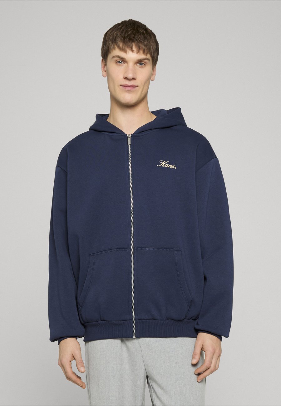 Толстовка Karl Kani SCRIPT EMBLEM HOODIE, Dark Blue/Blue
Толстовка Karl Kani SCRIPT EMBLEM HOODIE, Dark Blue/Blue