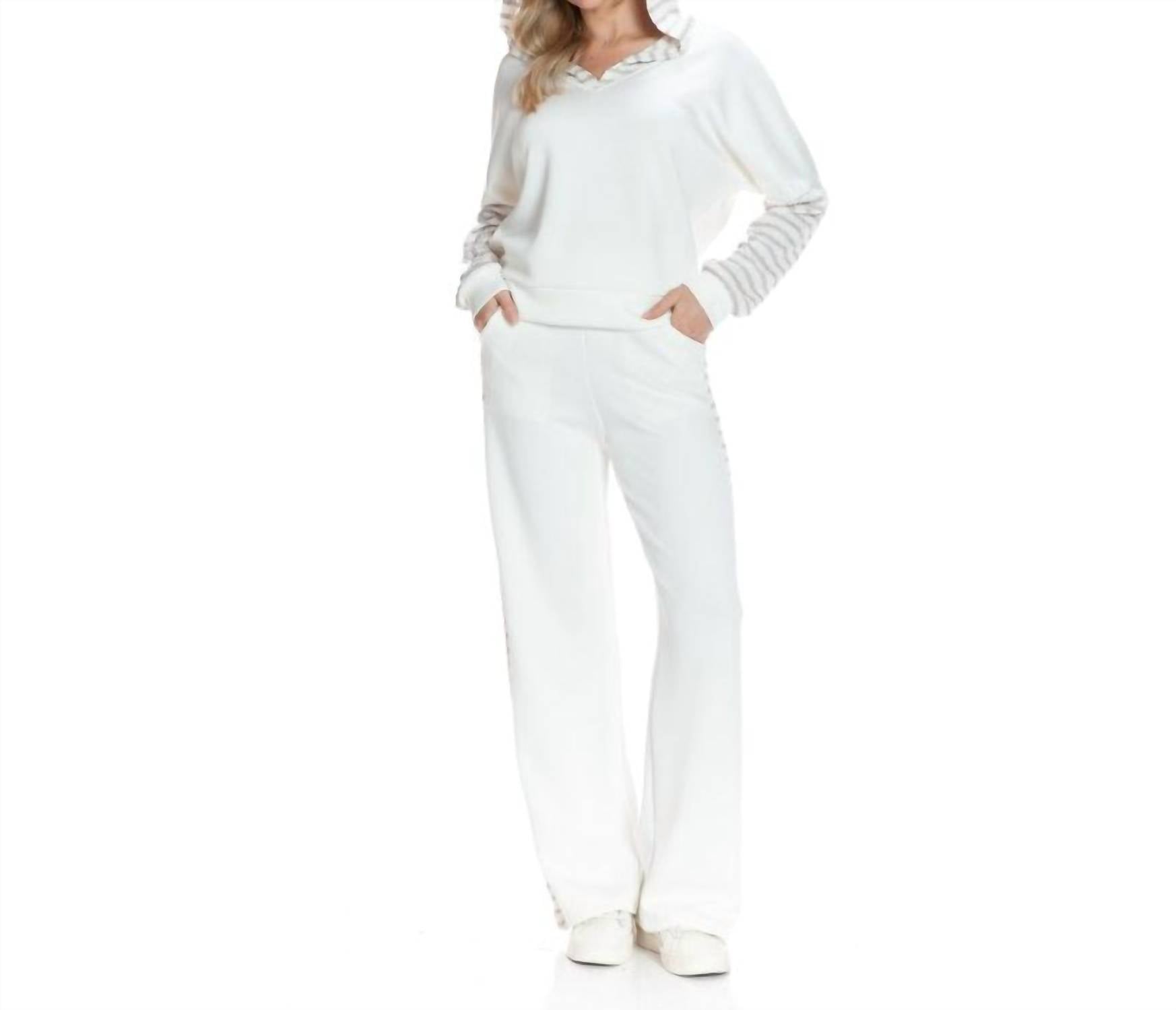 Полосатый комплект для отдыха в облачно-слоновой кости/лавандовом цвете Ariella
Полосатый комплект для отдыха в облачно-слоновой кости/лавандовом цвете Ariella