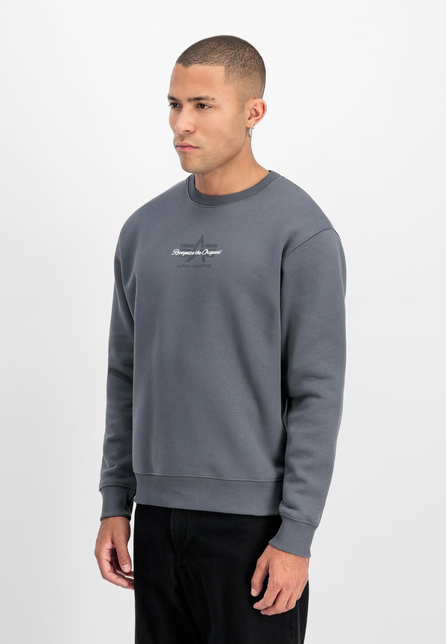 Толстовка Alpha Industries MIDDLE LOGO, Greyblack/Anthracite
Толстовка Alpha Industries MIDDLE LOGO, Greyblack/Anthracite