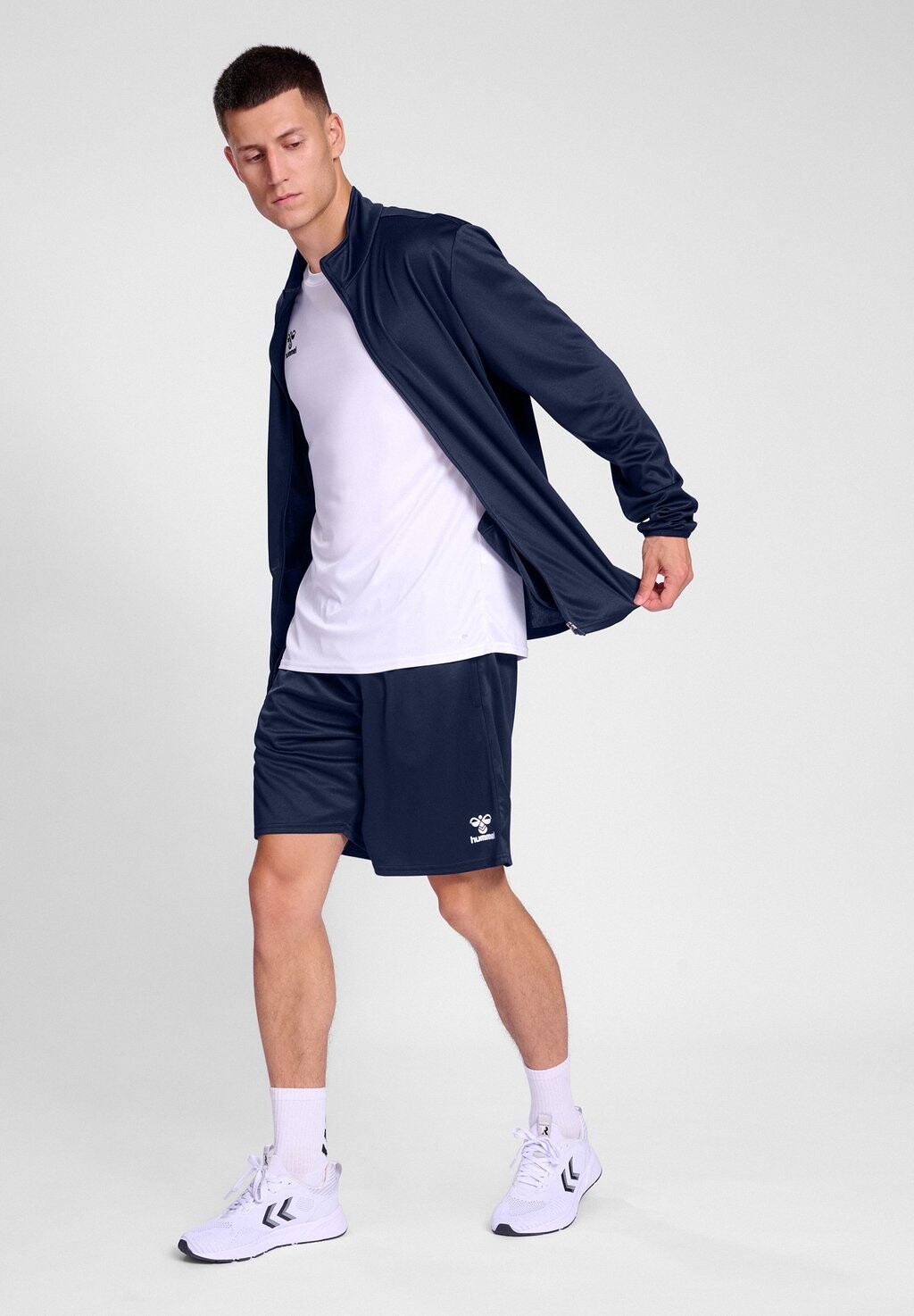 Блейзер HMLESSENTIAL TRACK Hummel, темно-синий
Блейзер HMLESSENTIAL TRACK Hummel, темно-синий