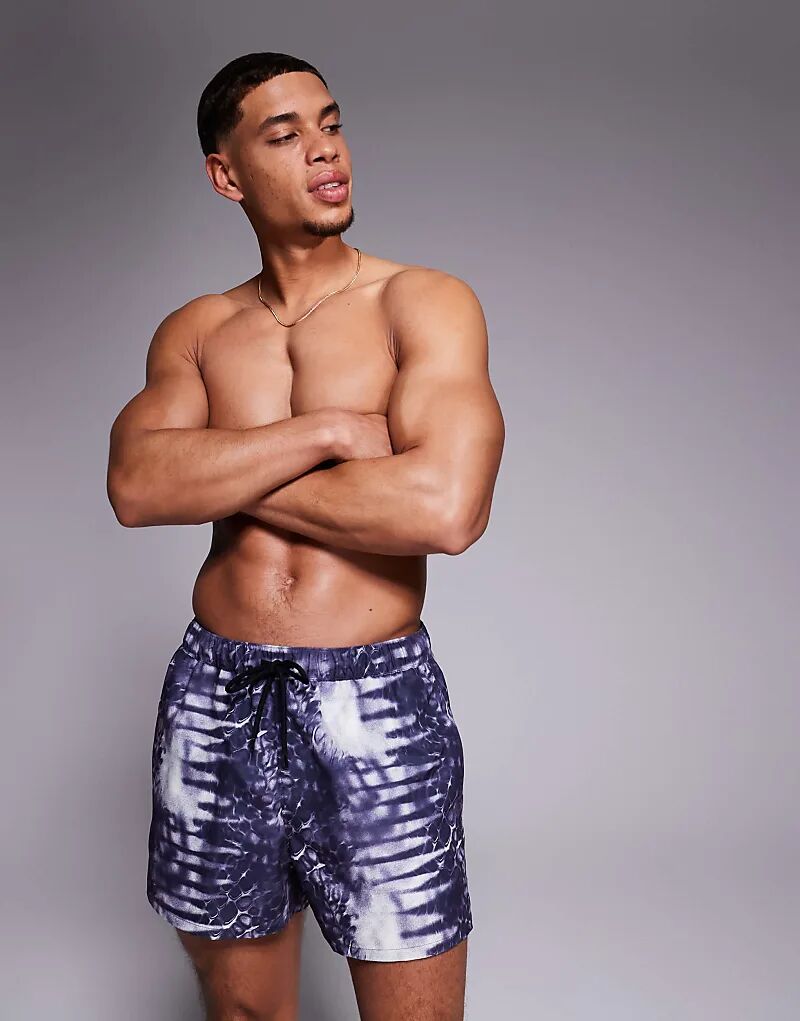 Короткие шорты для плавания ASOS DESIGN с анималистичным принтом темно-синего цвета
Короткие шорты для плавания ASOS DESIGN с анималистичным принтом темно-синего цвета