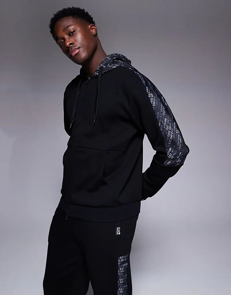Черная толстовка с капюшоном, застежкой-молнией и логотипом на ленте от Armani EA7 (часть комплекта)
Черная толстовка с капюшоном, застежкой-молнией и логотипом на ленте от Armani EA7 (часть комплекта)