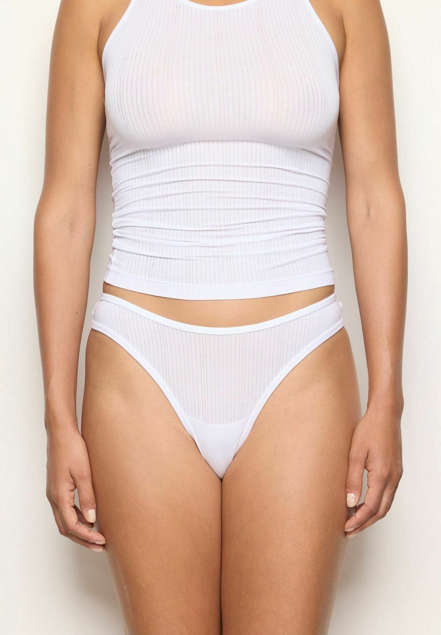 Трусы Yamamay Thong, White Plain/White
Трусы Yamamay Thong, White Plain/White