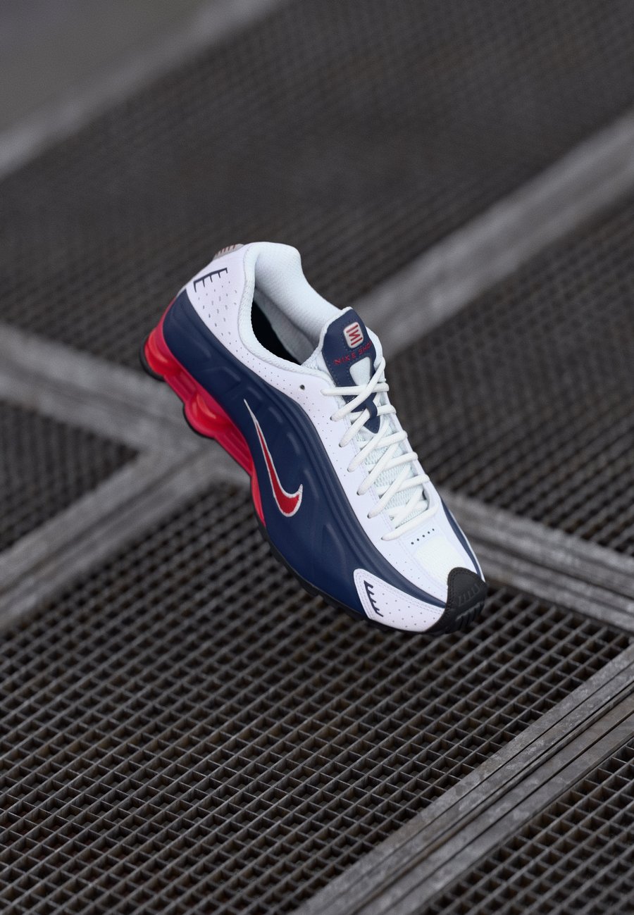 Кроссовки Nike Sportswear SHOX R4 UNISEX, Midnight Navy/Gym Red/White/Metallic Silver/Black/White/Dark Blue
Кроссовки Nike Sportswear SHOX R4 UNISEX, Midnight Navy/Gym Red/White/Metallic Silver/Black/White/Dark Blue