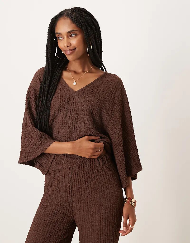 Текстурированный свободный топ-кейп ASOS DESIGN с V-образным вырезом шоколадного цвета
Текстурированный свободный топ-кейп ASOS DESIGN с V-образным вырезом шоколадного цвета
