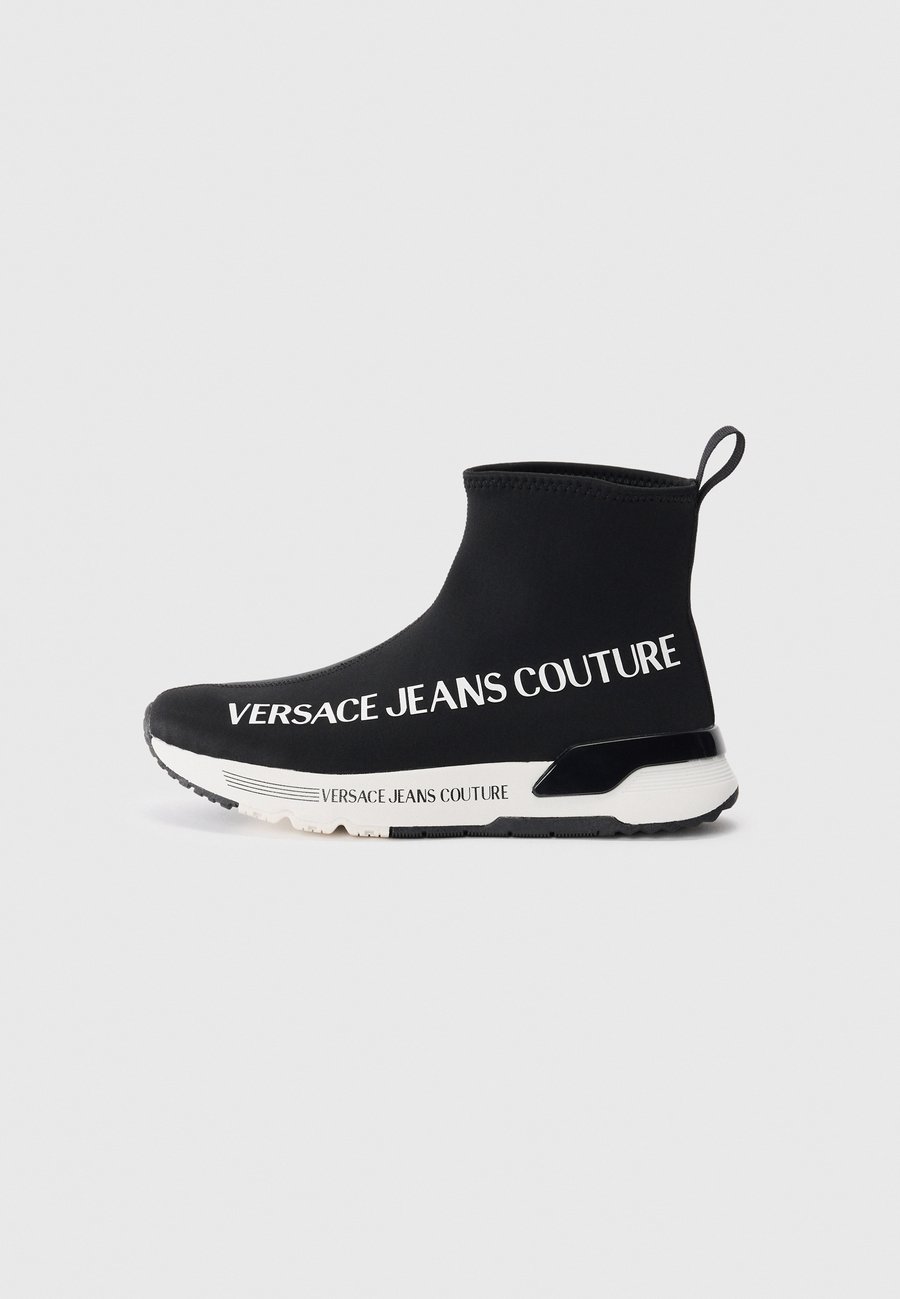 Кроссовки Versace Jeans Couture High-top trainers, Black
Кроссовки Versace Jeans Couture High-top trainers, Black