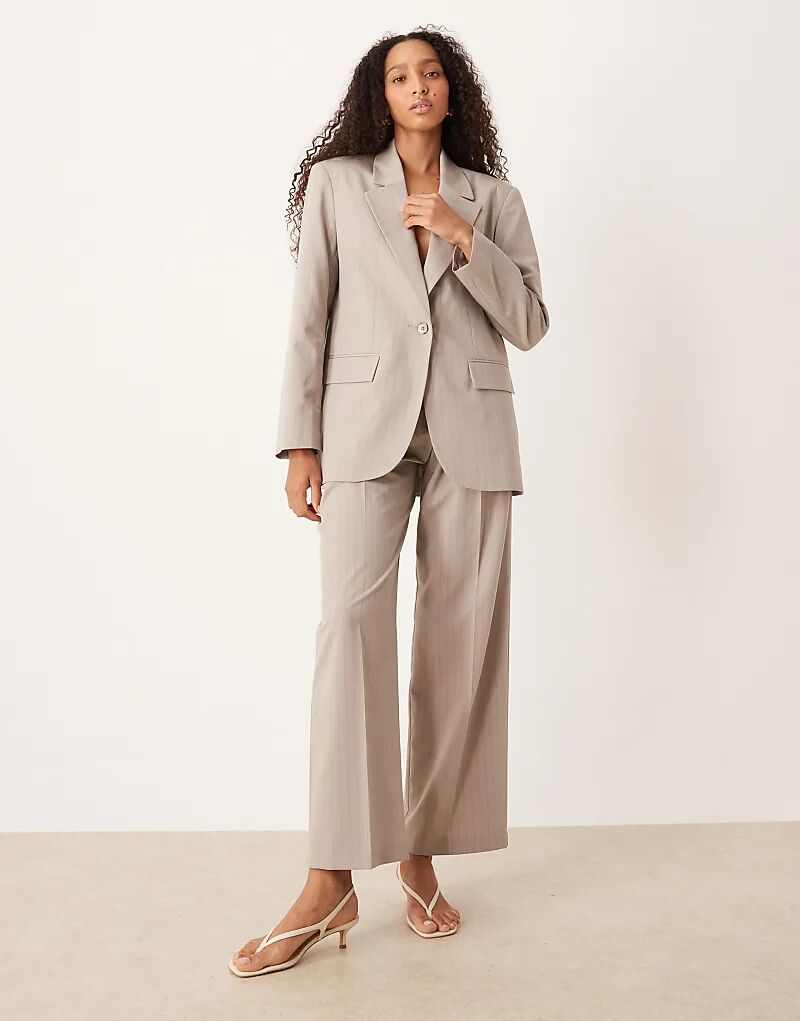 Широкие брюки ASOS DESIGN со складками в серо-коричневую полоску
Широкие брюки ASOS DESIGN со складками в серо-коричневую полоску