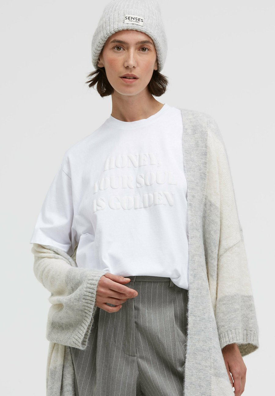 Футболка SENSES.THE LABEL TE:CLA OVERSIZED MIT WORDING PRINT, Opticwhite/White, Белый, Футболка SENSES.THE LABEL TE:CLA OVERSIZED MIT WORDING PRINT, Opticwhite/White
Футболка SENSES.THE LABEL TE:CLA OVERSIZED MIT WORDING PRINT, Opticwhite/White, Белый, Футболка SENSES.THE LABEL TE:CLA OVERSIZED MIT WORDING PRINT, Opticwhite/White