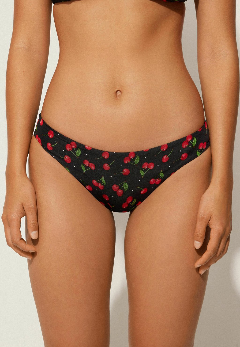 Плавки бикини CHERRY ON BRASILIAN Tezenis, черный
Плавки бикини CHERRY ON BRASILIAN Tezenis, черный