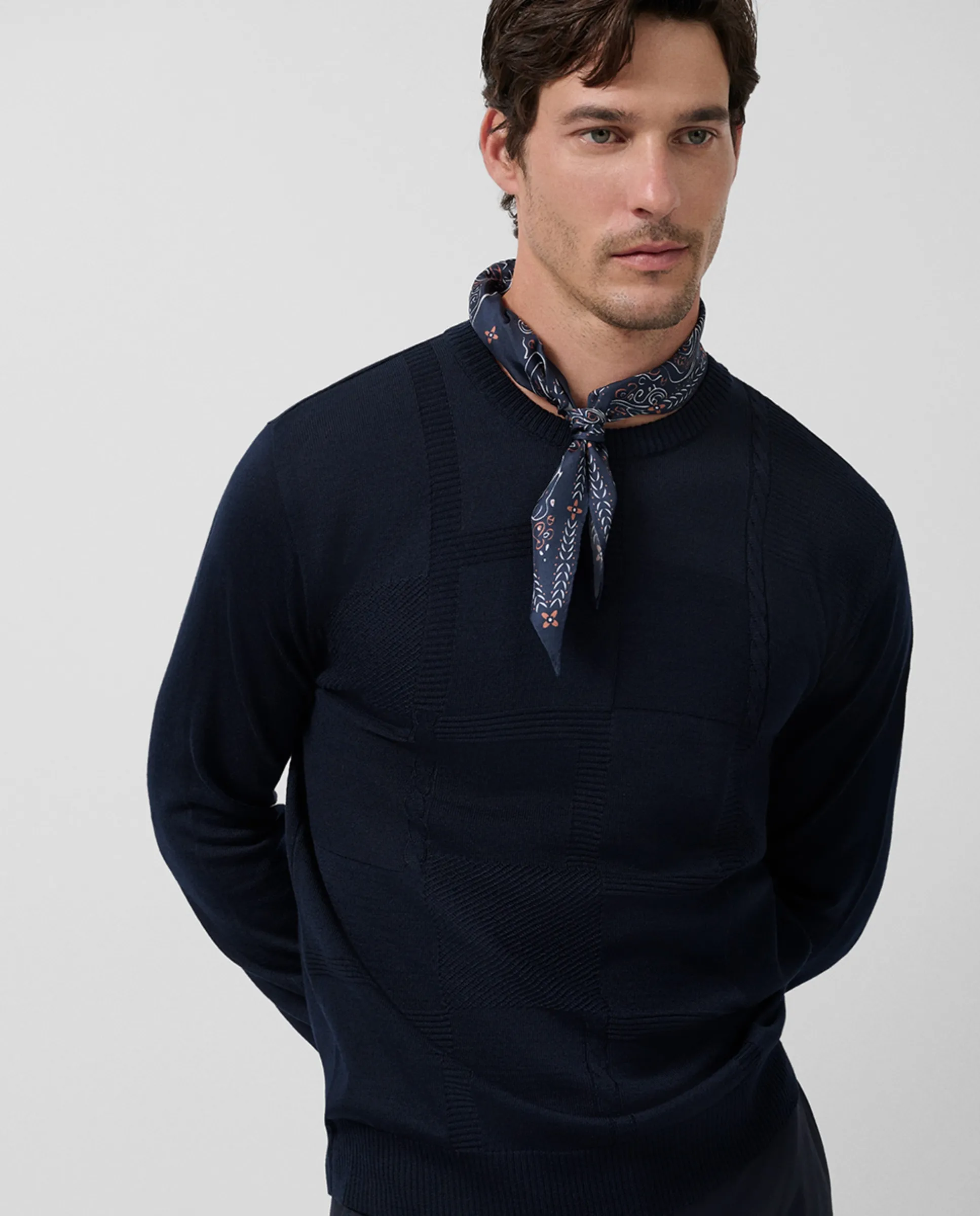 Мужской свитер из шерсти с узором на передней части Roberto Verino, темно-синий
Мужской свитер из шерсти с узором на передней части Roberto Verino, темно-синий