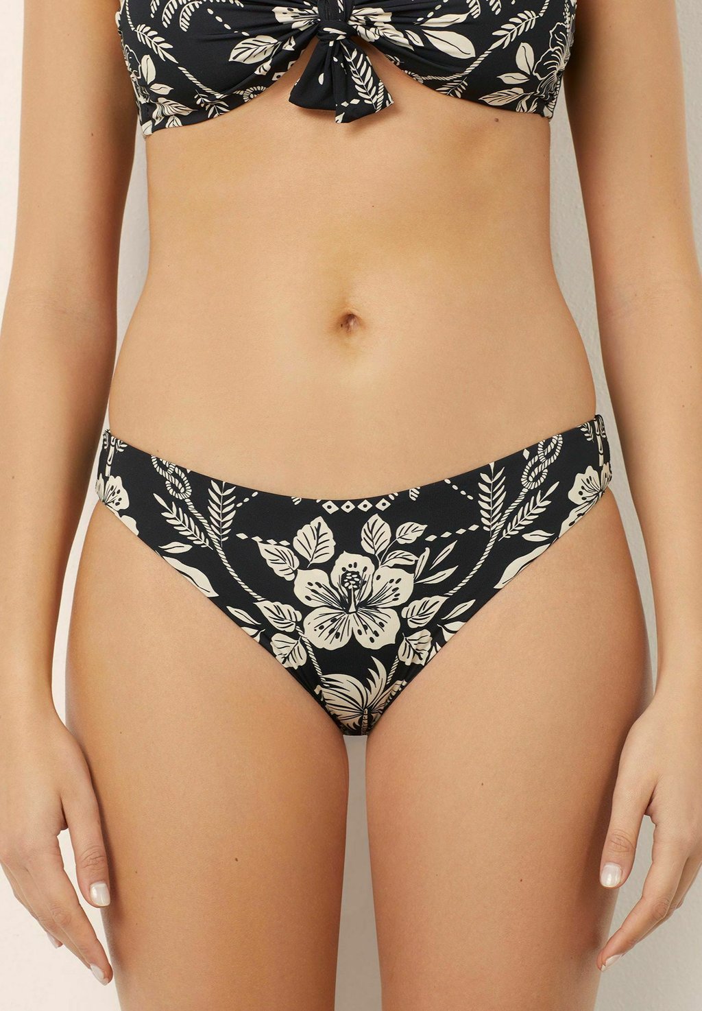 Плавки бикини MALIBU REVERSIBLE Yamamay, черный
Плавки бикини MALIBU REVERSIBLE Yamamay, черный