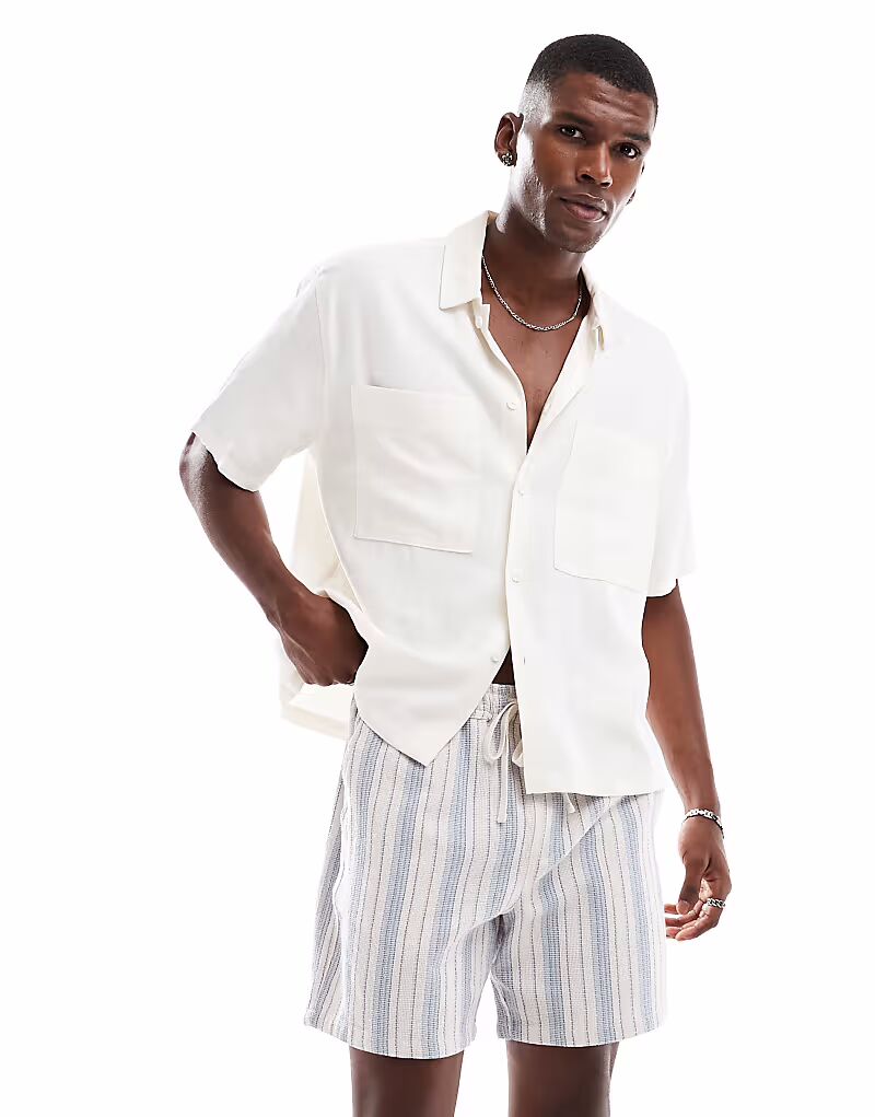 Шорты Cotton On с фактурной отделкой и эластичной талией в синюю полоску Cotton:On
Шорты Cotton On с фактурной отделкой и эластичной талией в синюю полоску Cotton:On