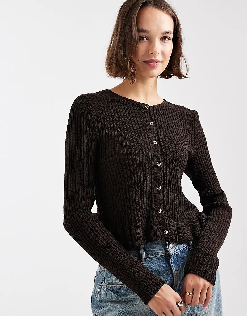 Вязаный кардиган Miss Selfridge с баской шоколадного цвета
Вязаный кардиган Miss Selfridge с баской шоколадного цвета