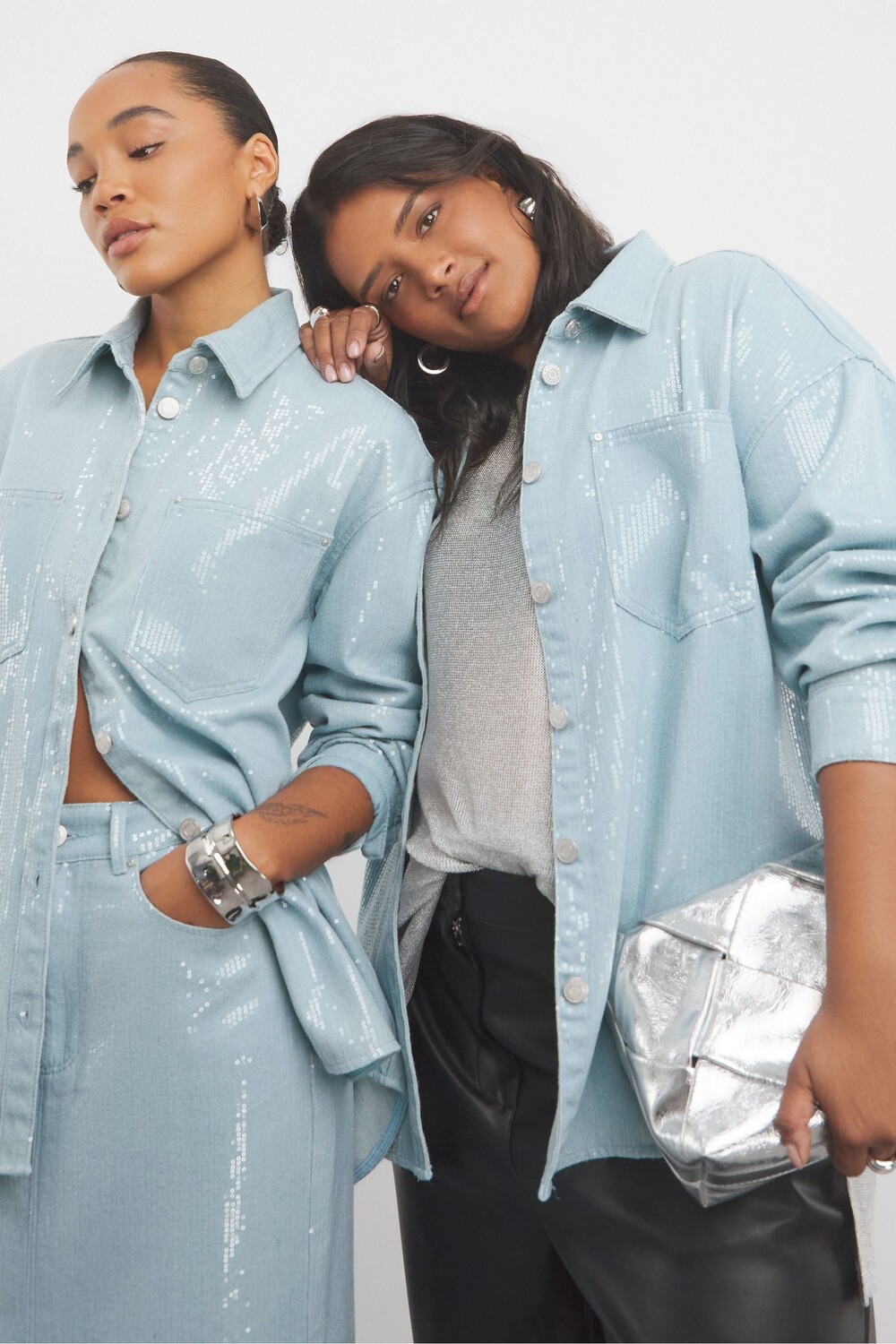 Рубашка свободного кроя из светлой ткани с прозрачными пайетками Simply Be, синий
Рубашка свободного кроя из светлой ткани с прозрачными пайетками Simply Be, синий