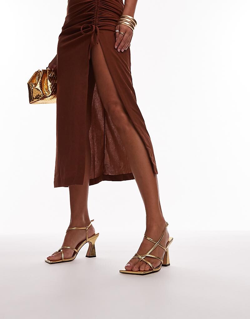 Босоножки широкого кроя Topshop Gracy Gold на широком каблуке с тонкими ремешками и широкой посадкой
Босоножки широкого кроя Topshop Gracy Gold на широком каблуке с тонкими ремешками и широкой посадкой