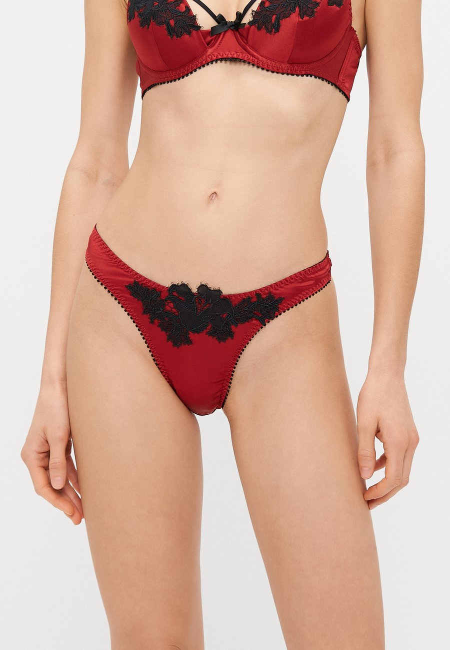 Трусы Agent Provocateur PENELOPI THONG , Red/Black/Dark Red
Трусы Agent Provocateur PENELOPI THONG , Red/Black/Dark Red
