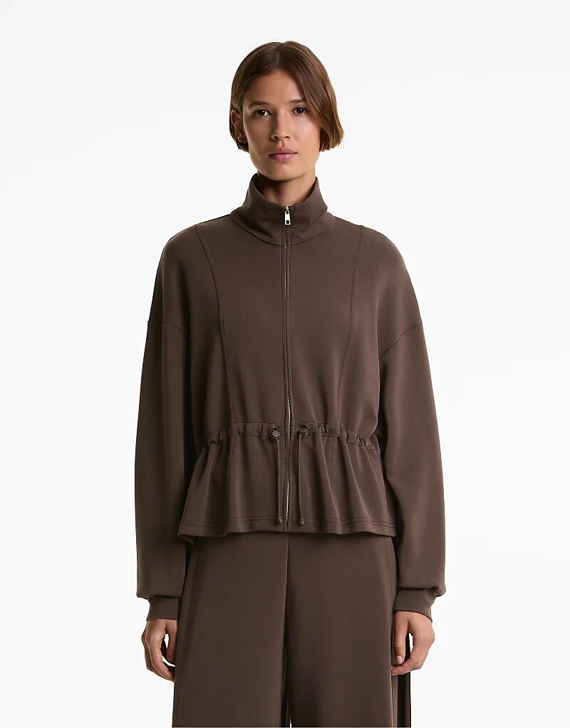 Куртка OYSHO из мягкого на ощупь модала коричневого цвета
Куртка OYSHO из мягкого на ощупь модала коричневого цвета