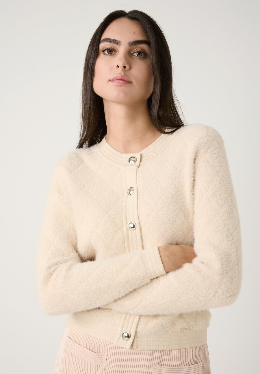 Кардиган More & More Cardigan, Almond Cream/Off-White
Кардиган More & More Cardigan, Almond Cream/Off-White