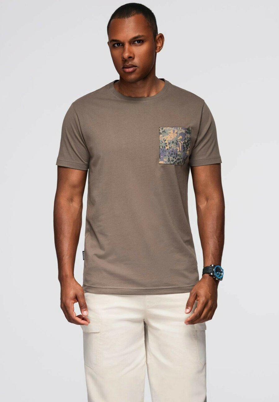 Футболка Ombre WITH POCKET, Dark Olive/Olive, Хаки, Футболка Ombre WITH POCKET, Dark Olive/Olive
Футболка Ombre WITH POCKET, Dark Olive/Olive, Хаки, Футболка Ombre WITH POCKET, Dark Olive/Olive