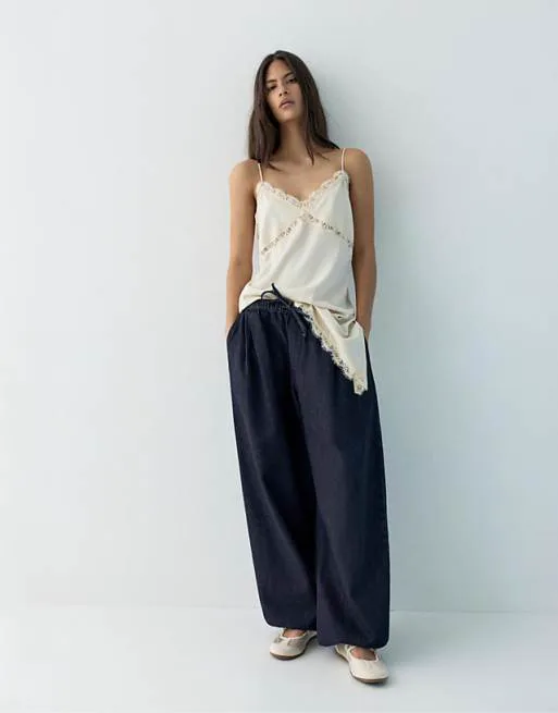 Темно-синие брюки Pull&Bear Sarouel
Темно-синие брюки Pull&Bear Sarouel