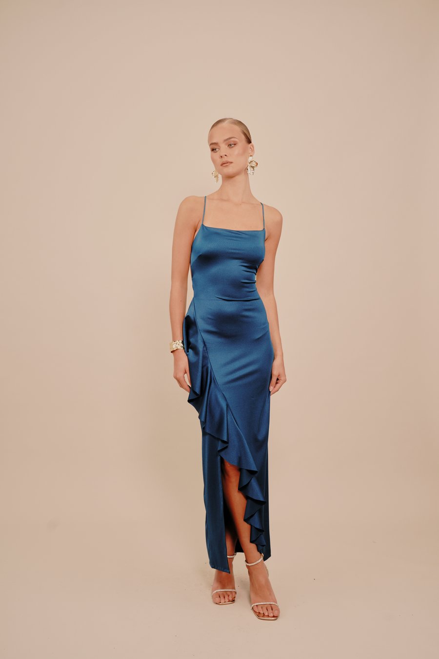 Платье WAL G. WEDDING GRACE RUFFLE MAXI, Teal Blue/Blue-Grey
Платье WAL G. WEDDING GRACE RUFFLE MAXI, Teal Blue/Blue-Grey