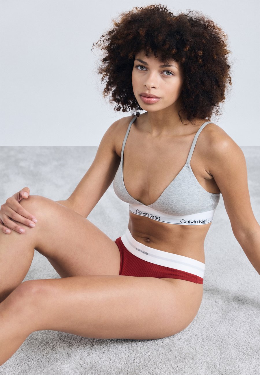 Трусы Calvin Klein Underwear THONG STRETCH , Fall Berry/Dark Red
Трусы Calvin Klein Underwear THONG STRETCH , Fall Berry/Dark Red