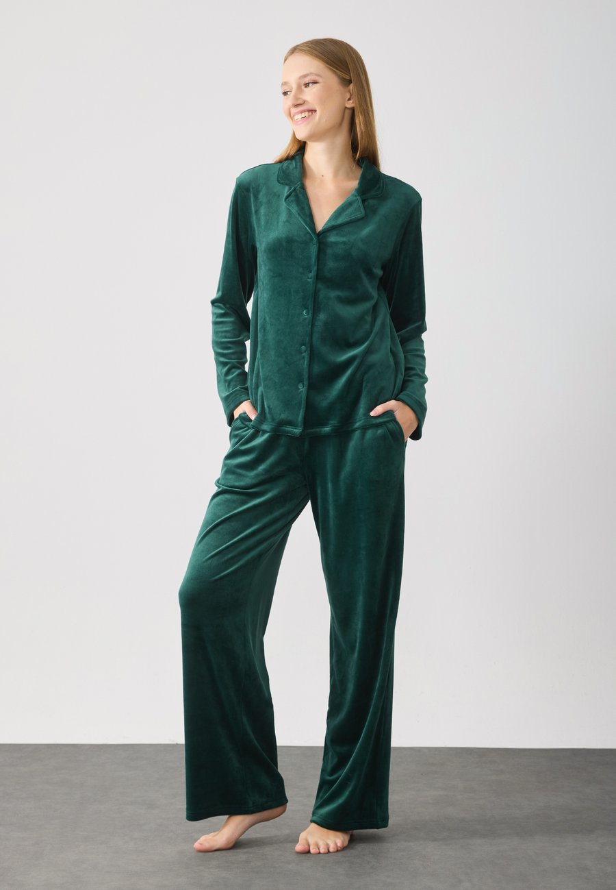 Пижамный комплект Anna Field SET, Dark Green
Пижамный комплект Anna Field SET, Dark Green