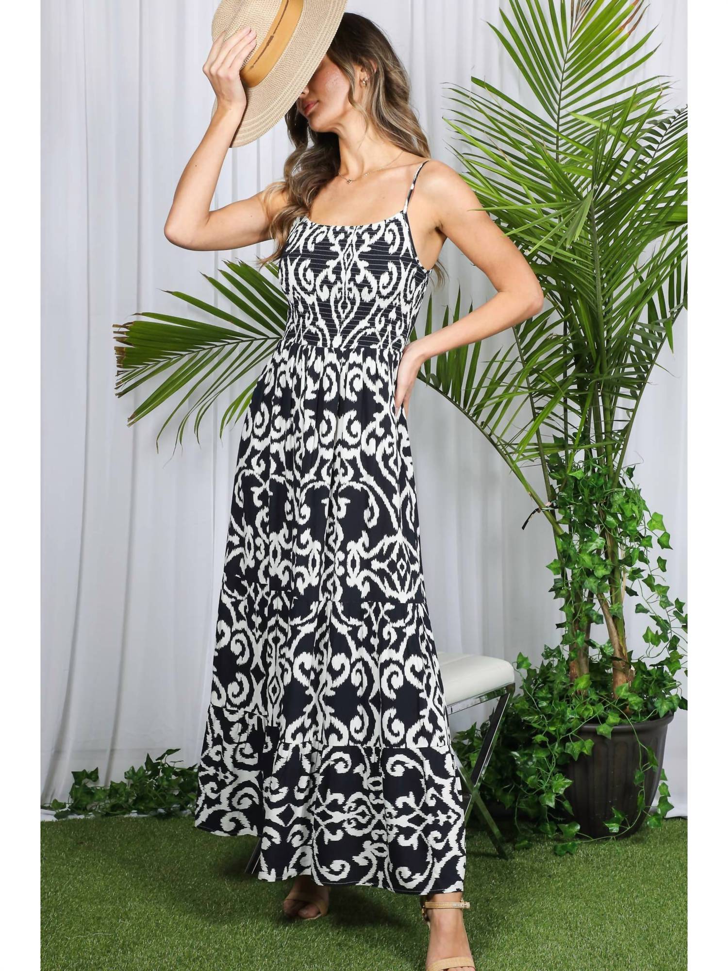 Ацтекское плиссированное макси-платье в черно-белом цвете Vine & Love
Ацтекское плиссированное макси-платье в черно-белом цвете Vine & Love