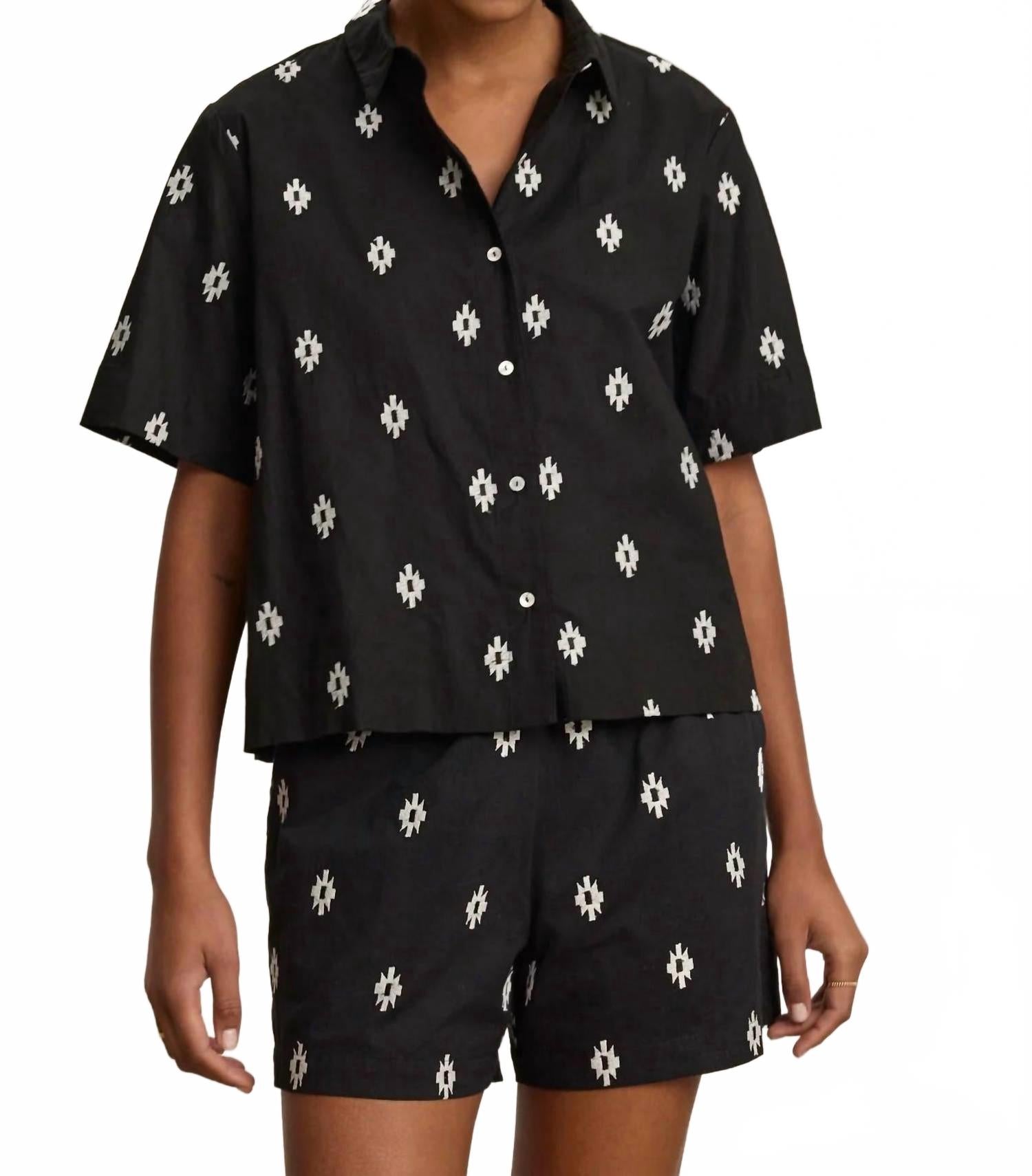 Мэйси вышитая блуза на пуговицах в черном цвете Velvet by Graham & Spencer
Мэйси вышитая блуза на пуговицах в черном цвете Velvet by Graham & Spencer