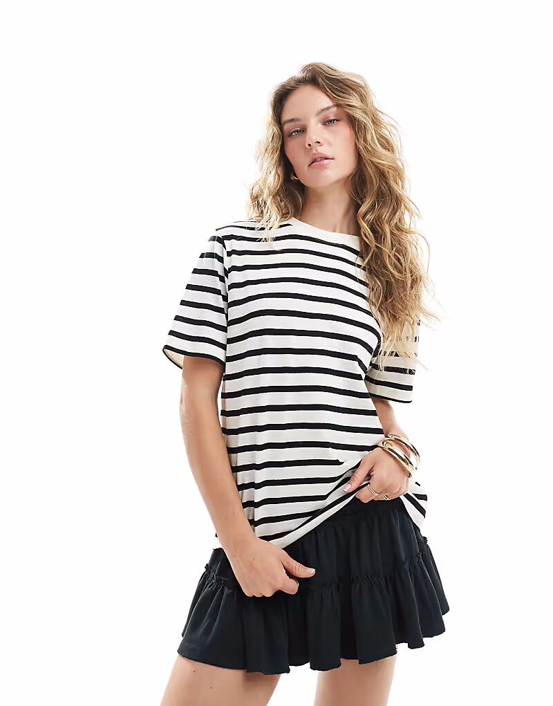 Футболка Brave Soul с круглым вырезом в черно-кремовую полоску 
Футболка Brave Soul с круглым вырезом в черно-кремовую полоску