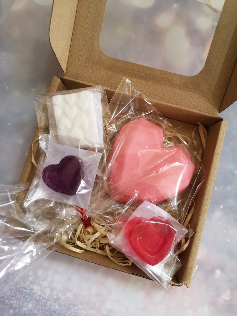 Senzi Cosmetics, набор из 4 мыл в подарочной коробке с глицериновым мылом для рук в виде большого сердца
Senzi Cosmetics, набор из 4 мыл в подарочной коробке с глицериновым мылом для рук в виде большого сердца