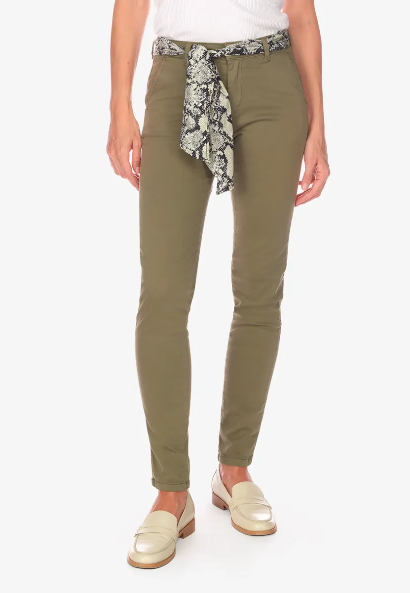 Брюки-чиносы Le Temps Des Cerises "DYLI 5" с окантованными задними карманами, зеленый
Брюки-чиносы Le Temps Des Cerises "DYLI 5" с окантованными задними карманами, зеленый