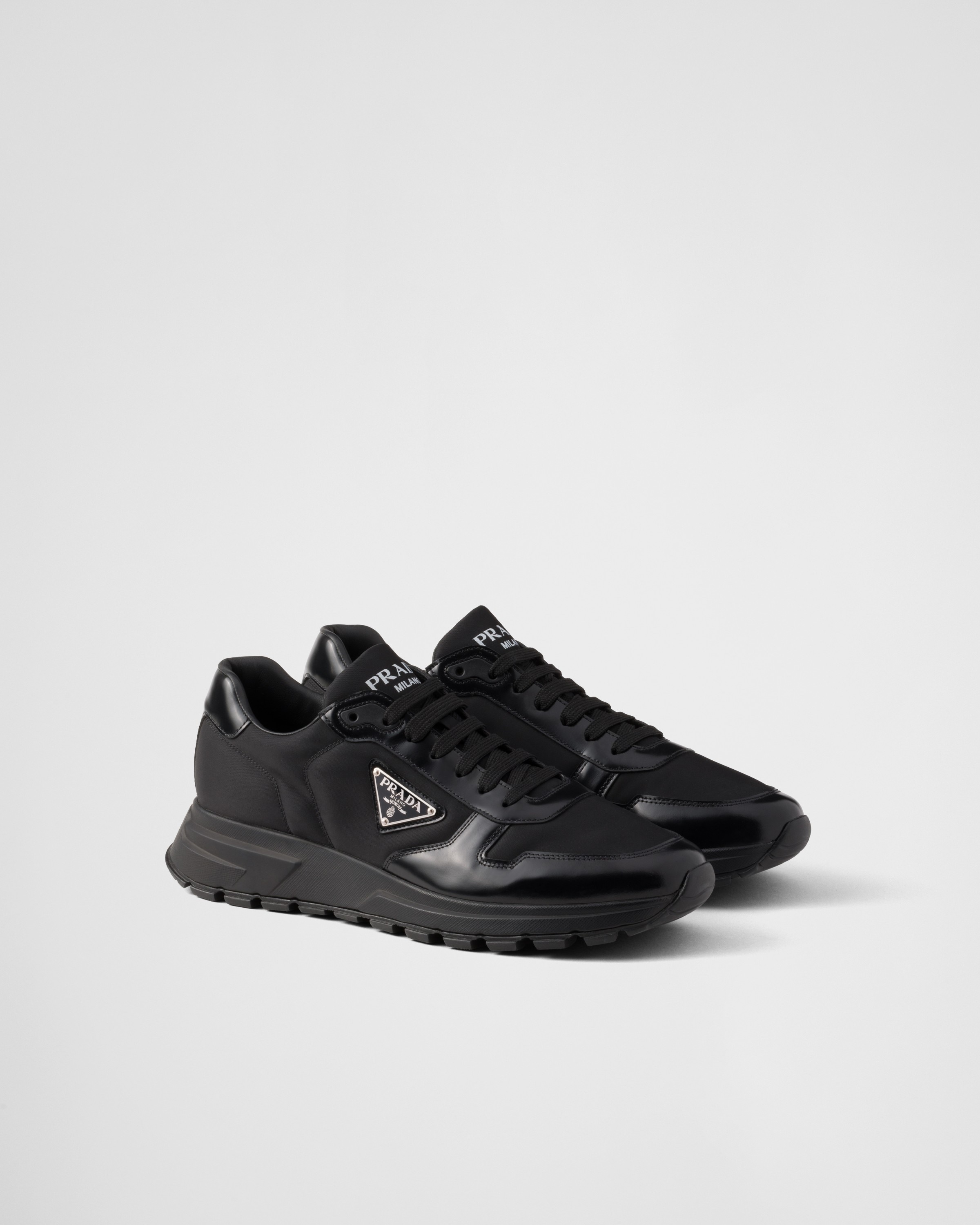 Кроссовки Prax 01 из Re-Nylon и полированной кожи Prada, черный
Кроссовки Prax 01 из Re-Nylon и полированной кожи Prada, черный