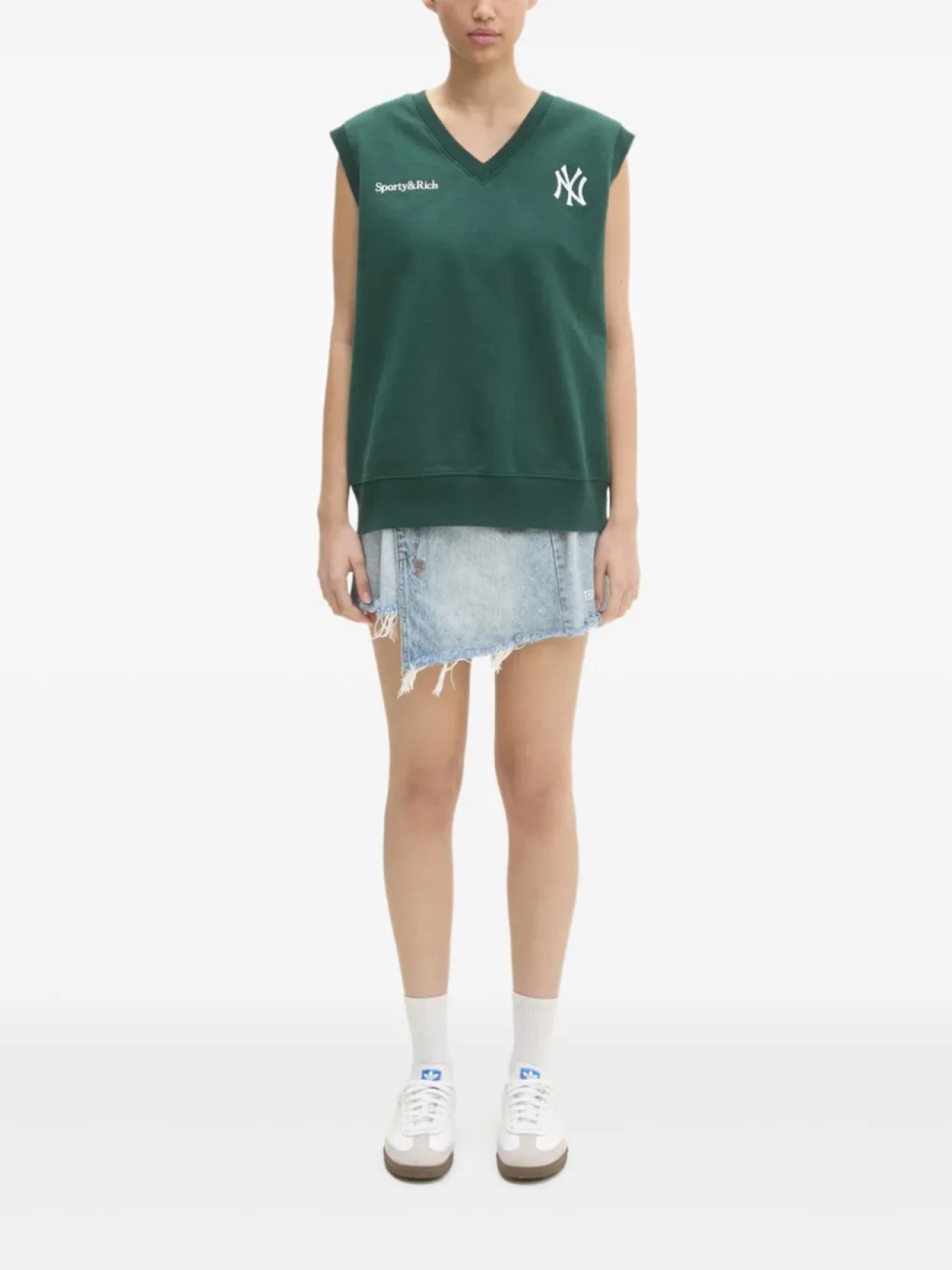 Спортивный и богатый топ Yankees Serif с V-образным вырезом и вышитым логотипом Sporty & Rich, зеленый
Спортивный и богатый топ Yankees Serif с V-образным вырезом и вышитым логотипом Sporty & Rich, зеленый
