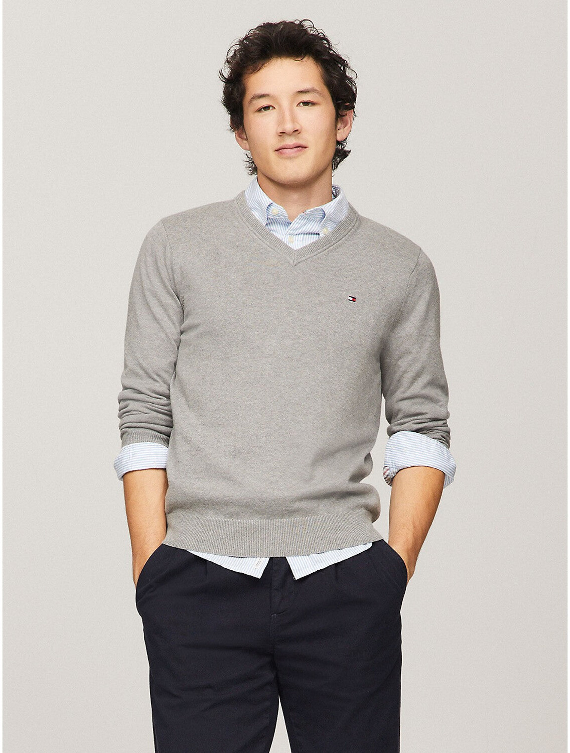 Мужской свитер с v-образным вырезом и логотипом Tommy Hilfiger, цвет Grey Heather
Мужской свитер с v-образным вырезом и логотипом Tommy Hilfiger, цвет Grey Heather