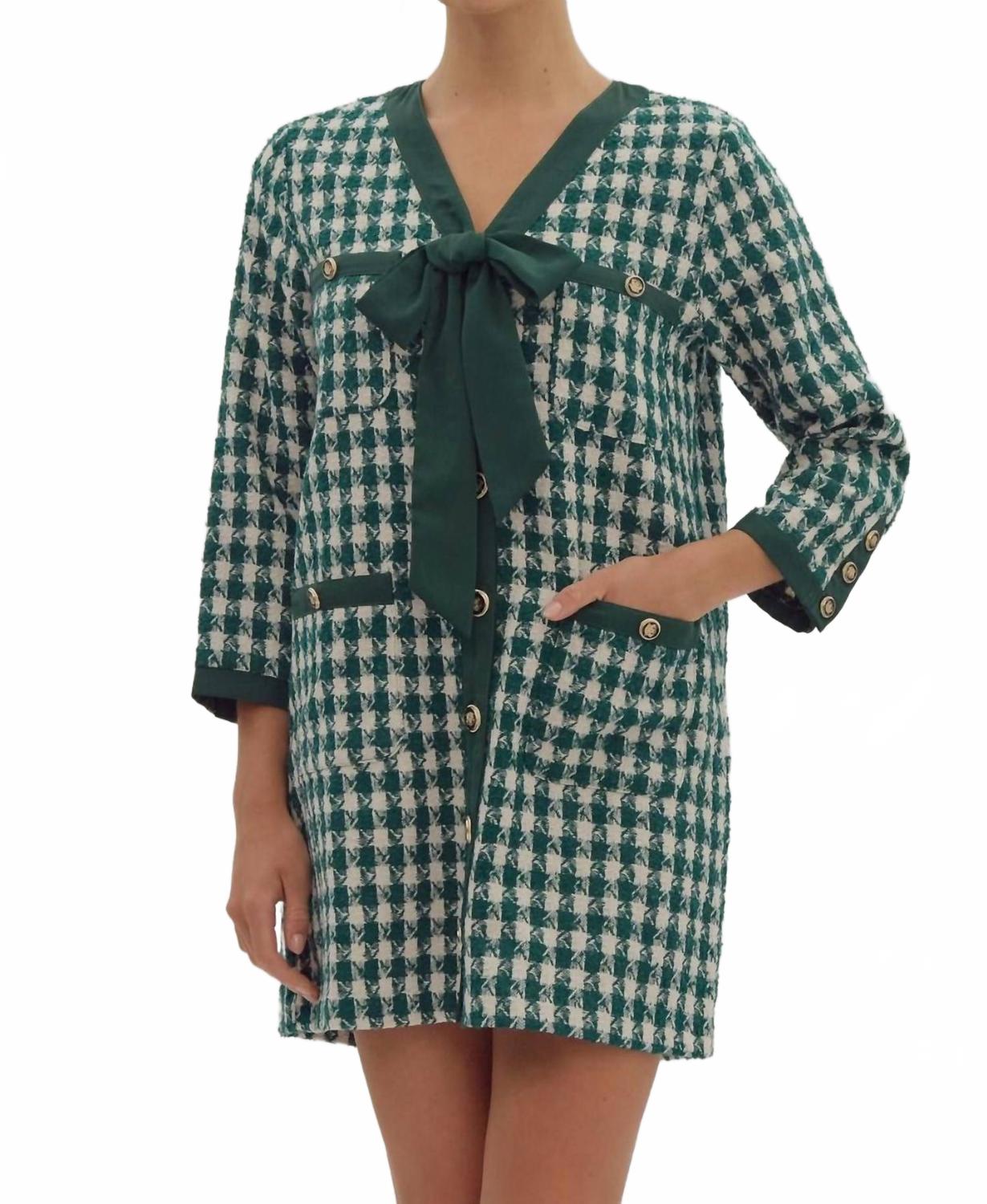 Зеленое платье Одри с V-образным вырезом и застежкой на пуговицы Entro
Зеленое платье Одри с V-образным вырезом и застежкой на пуговицы Entro