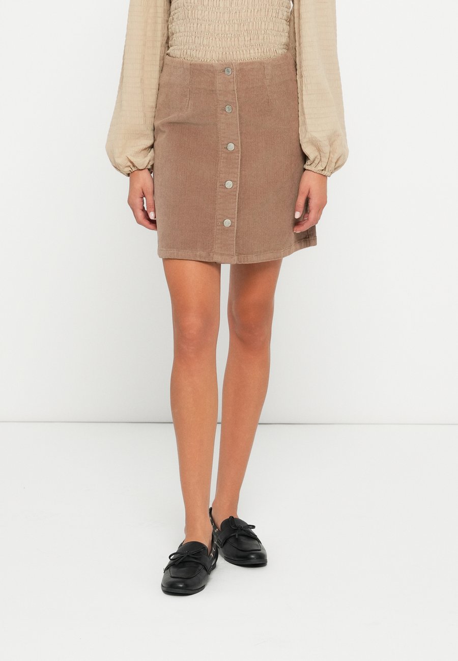 Юбка Vero Moda VMETTA SHORT SKATER NOOS, Silver-Coloured Mink/Beige
Юбка Vero Moda VMETTA SHORT SKATER NOOS, Silver-Coloured Mink/Beige
