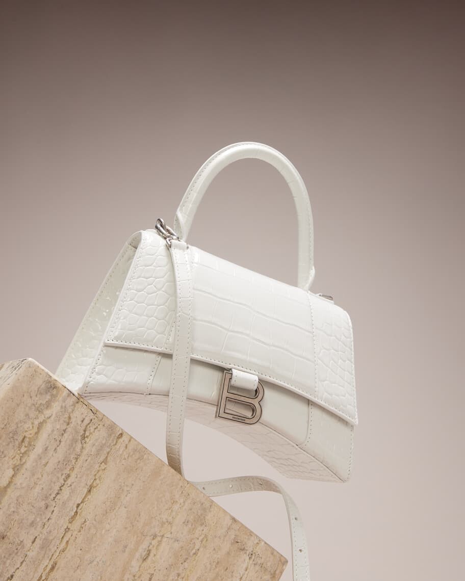 Маленькая блестящая сумка Hourglass с тиснением под крокодила и ручкой сверху Balenciaga, белый
Маленькая блестящая сумка Hourglass с тиснением под крокодила и ручкой сверху Balenciaga, белый
